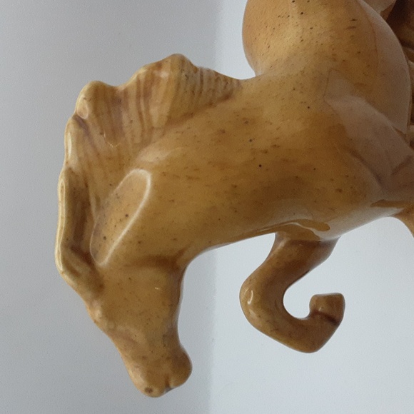 Vintage  Ceramic Horse Sculpture 7.5" X 7.5" Golden Wheat Colour - Picture 11 of 13
